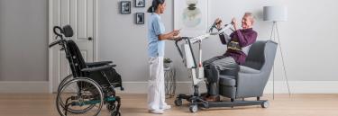 Invacare ISA Plus tillift en tilband in gebruik bij een transfer van een lang persoon