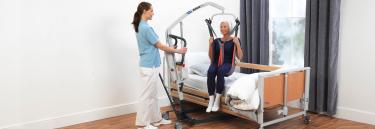 Invacare Birdie Evo passieve patiëntenlift en Invacare sling bij het maken van een transfer