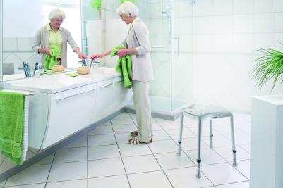 Douchekrukken en douche-/toiletstoelen op poten Douchekrukken en douche-/toiletstoelen op poten