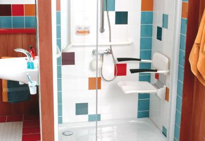 Opklapbare douchezitjes aan de wand Opklapbare douchezitjes aan de wand