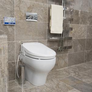 Invacare Aquatec Pure Bidet douche-wc, gaat op in de omgeving