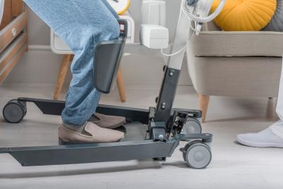 Invacare ISA Compact tillift met flexibele onderbeenondersteuning en verschillende voetplaten