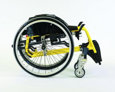 Invacare Action5 handbewogen rolstoel geel frame (opgevouwen)