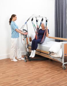 Invacare Birdie Evo tillift en liftmat in gebruik bij transfer
