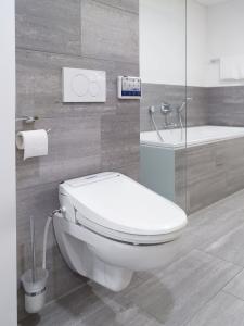 Invacare Aquatec Pure Bidet douche-wc, water- en stroomaansluiting benodigd